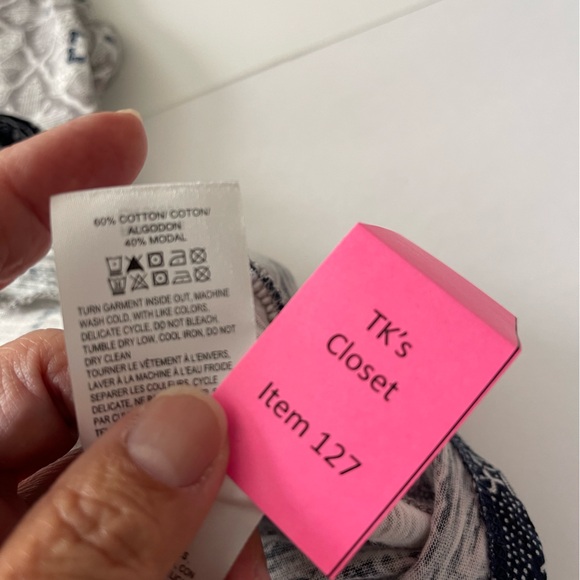 Lucky Brand Navy/White Split Neck Sleeveless Top L/G - EUC (127) - Picture 5 of 5